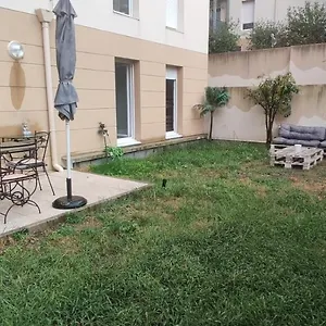 Jardin Terrasse Chez Charlene 30 Min En Voiture Des Plages Et Du Vieux Port Appartement